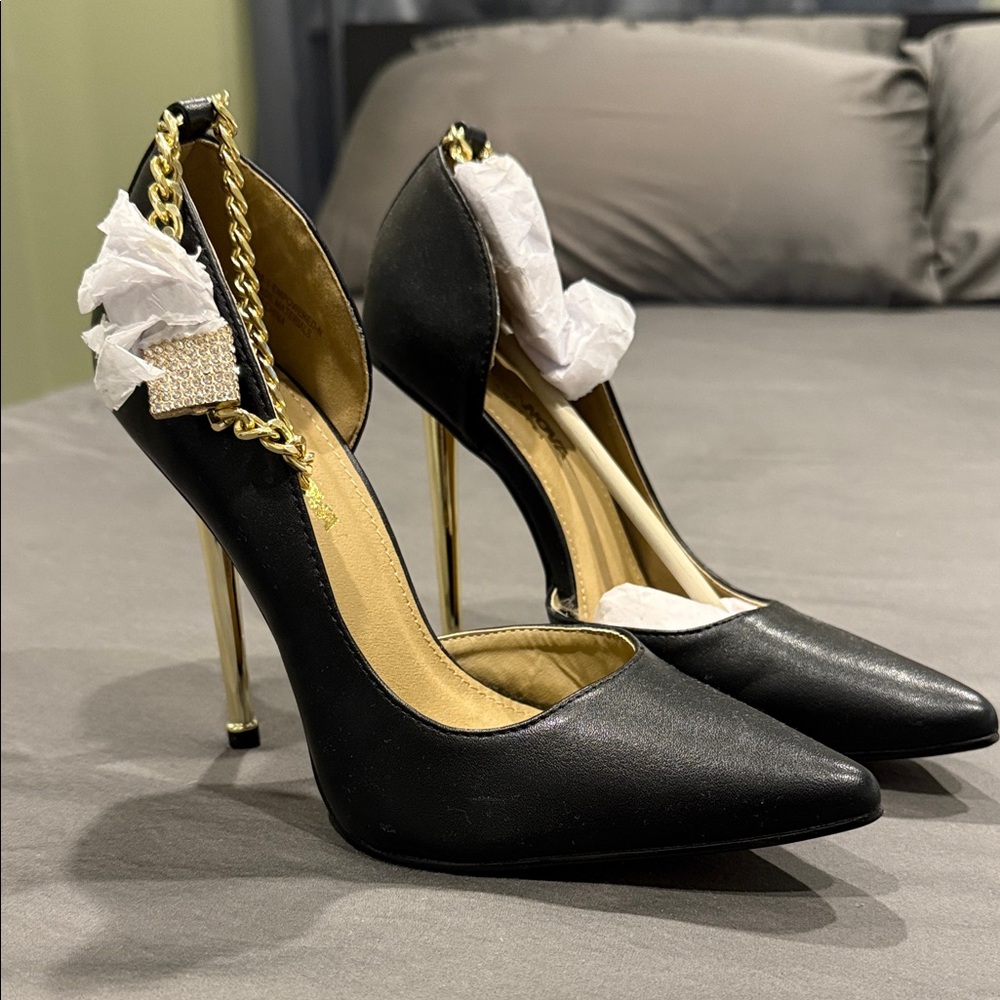 Elegant Black Stiletto Heels with Gold Chain